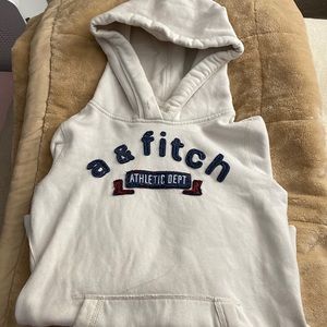 NWOT Girls white Abercrombie sweatshirt in good condition
